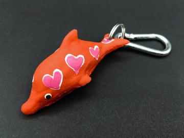 Schlüsselanhänger Kautschuk Delfin L rot Herzen