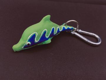 Schlüsselanhänger Kautschuk Delfin L grün Wellen