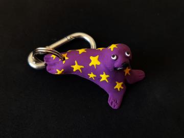 Schlüsselanhänger Kautschuk Seehund lila Sterne