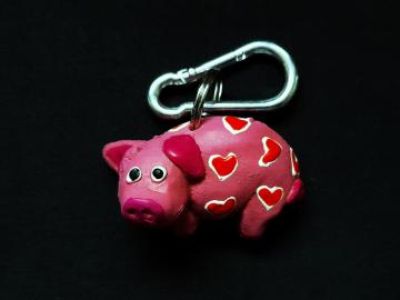 Schlüsselanhänger Kautschuk Schwein pink rote Herzen