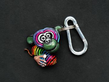 Schlüsselanhänger Kautschuk Affe schwarz Regenbogen 2