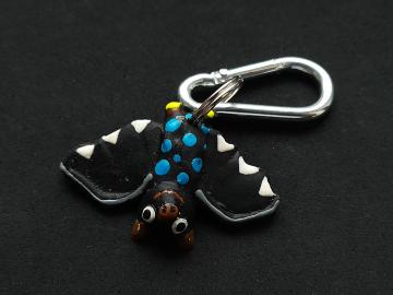 Schlüsselanhänger Kautschuk Fledermaus schwarz blaue Flecken