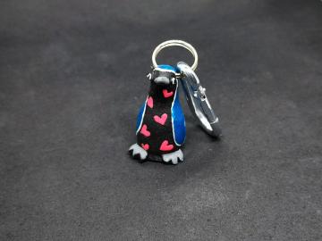 Schlüsselanhänger Kautschuk Pinguin schwarz Herzen