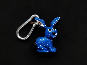 Schlüsselanhänger Kautschuk Hase blau Punkte